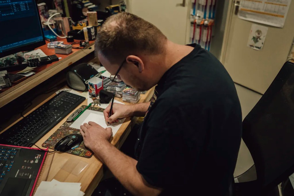 Corné van Dooren signing the Light and Relic Fine Art Print 1/3 inside Kai of Cards store, Ederveen.